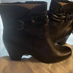 Clarks Active Air Black Leather Ankle Booties with Buckle size 8.5